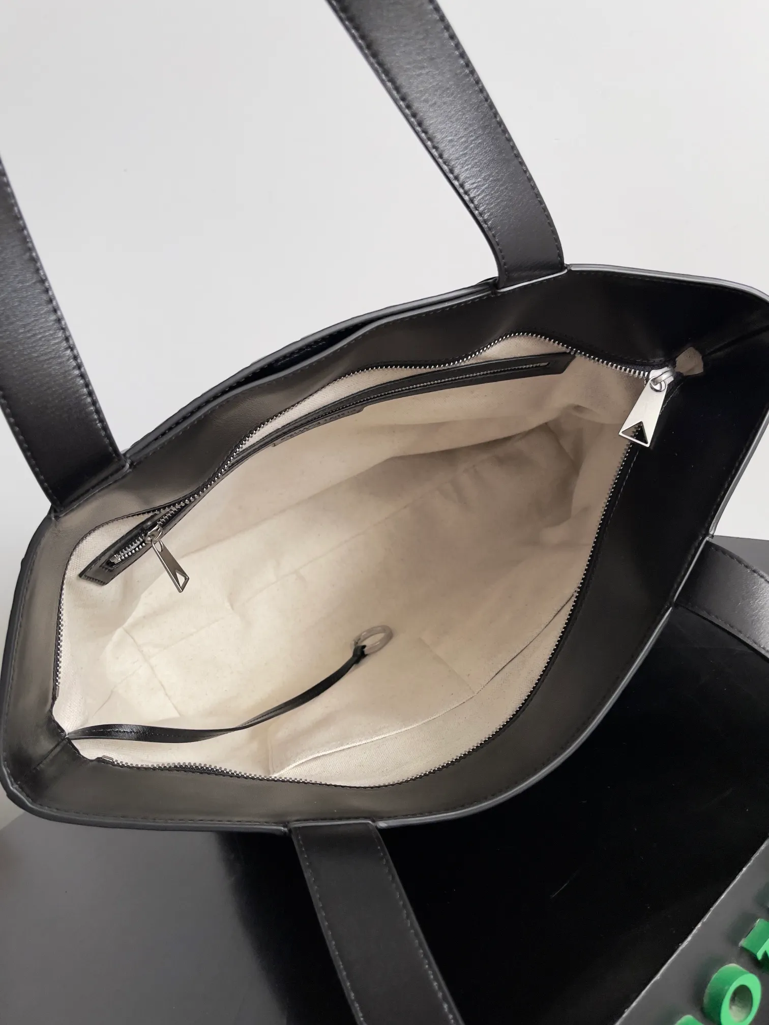 Batch 2360 BV zippered black tote bag is online. Are you still looking for a simple zippered tote bag? Take a look at BV's simple, low-key, practical, large-capacity, versatile and yet outdated large tote bag with its own unique style. The zipper opening and closing are safe and high-quality leather shows more connotation. The full cowhide is lined to keep the light weight. Small items also have their own exclusive storage. It is truly a durable commuter bag that can accompany you through spring, summer, autumn and winter. Style number: 786666 Size: 44*35*17cm
